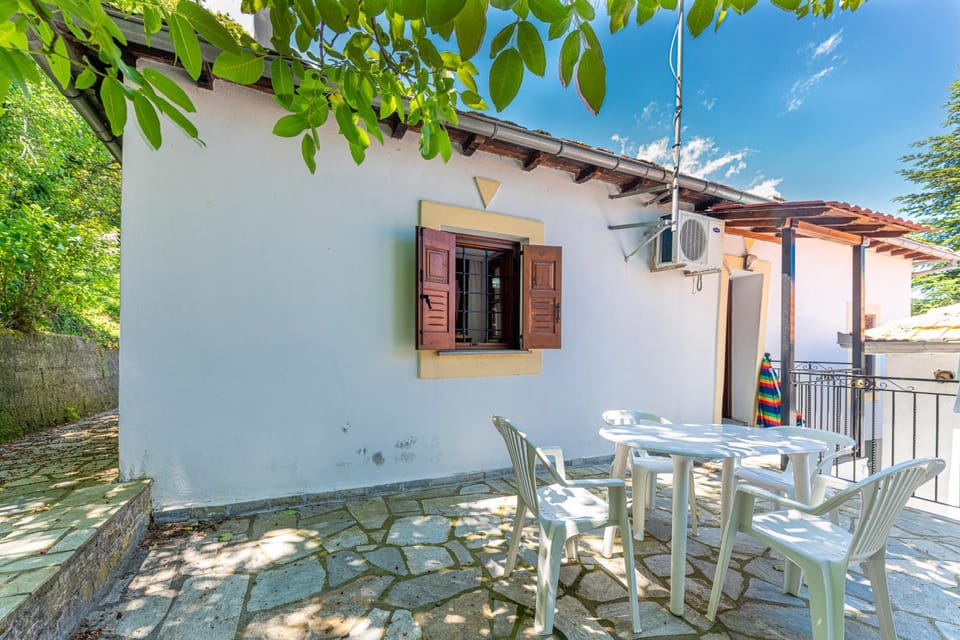 Property building, Patio, Day, Balcony/Terrace, Dining area