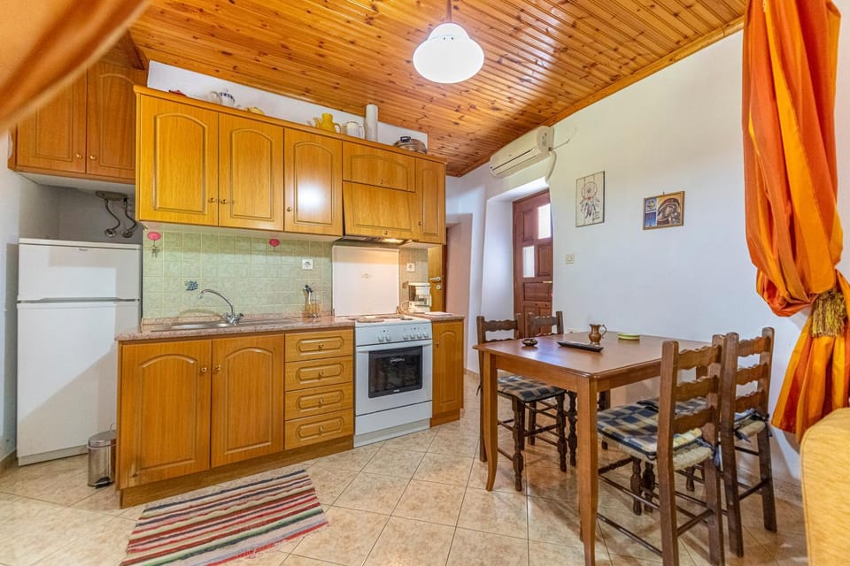 Kitchen or kitchenette, Dining area, pet friendly, stove