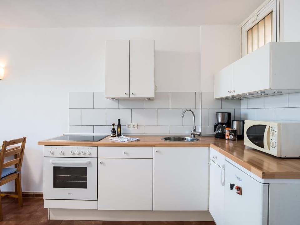 Kitchen or kitchenette, oven