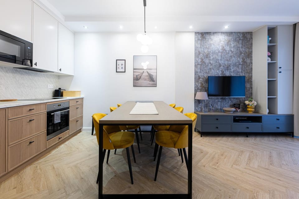 TV and multimedia, Kitchen or kitchenette, Dining area, microwave