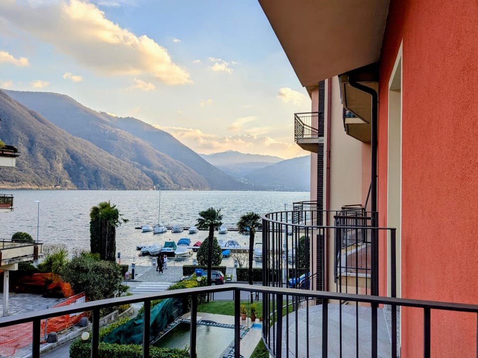 View (from property/room), Balcony/Terrace, Lake view
