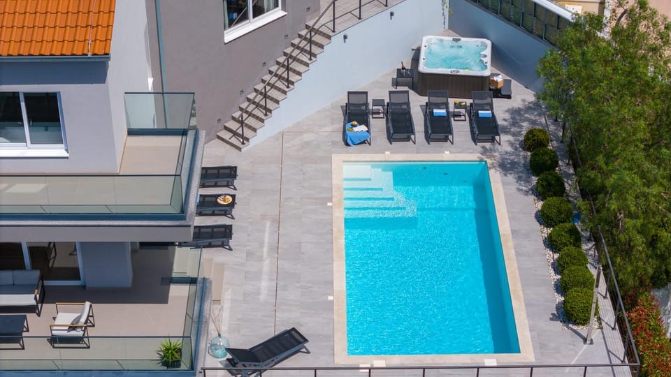 Property building, Day, Bird's eye view, Pool view, Swimming pool, sunbed