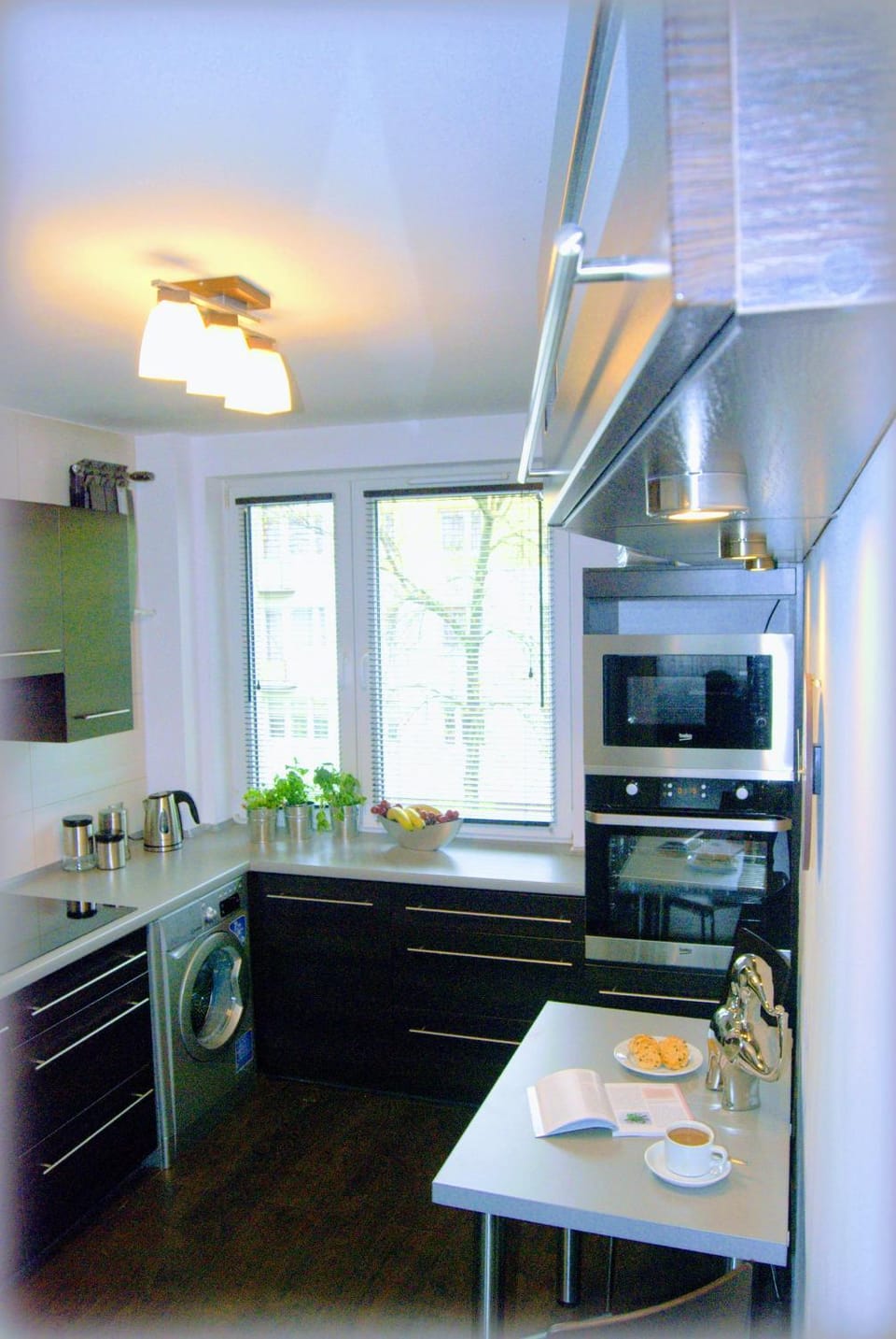 Coffee/tea facilities, Kitchen or kitchenette, Dining area, dishwasher, microwave, oven, washing machine