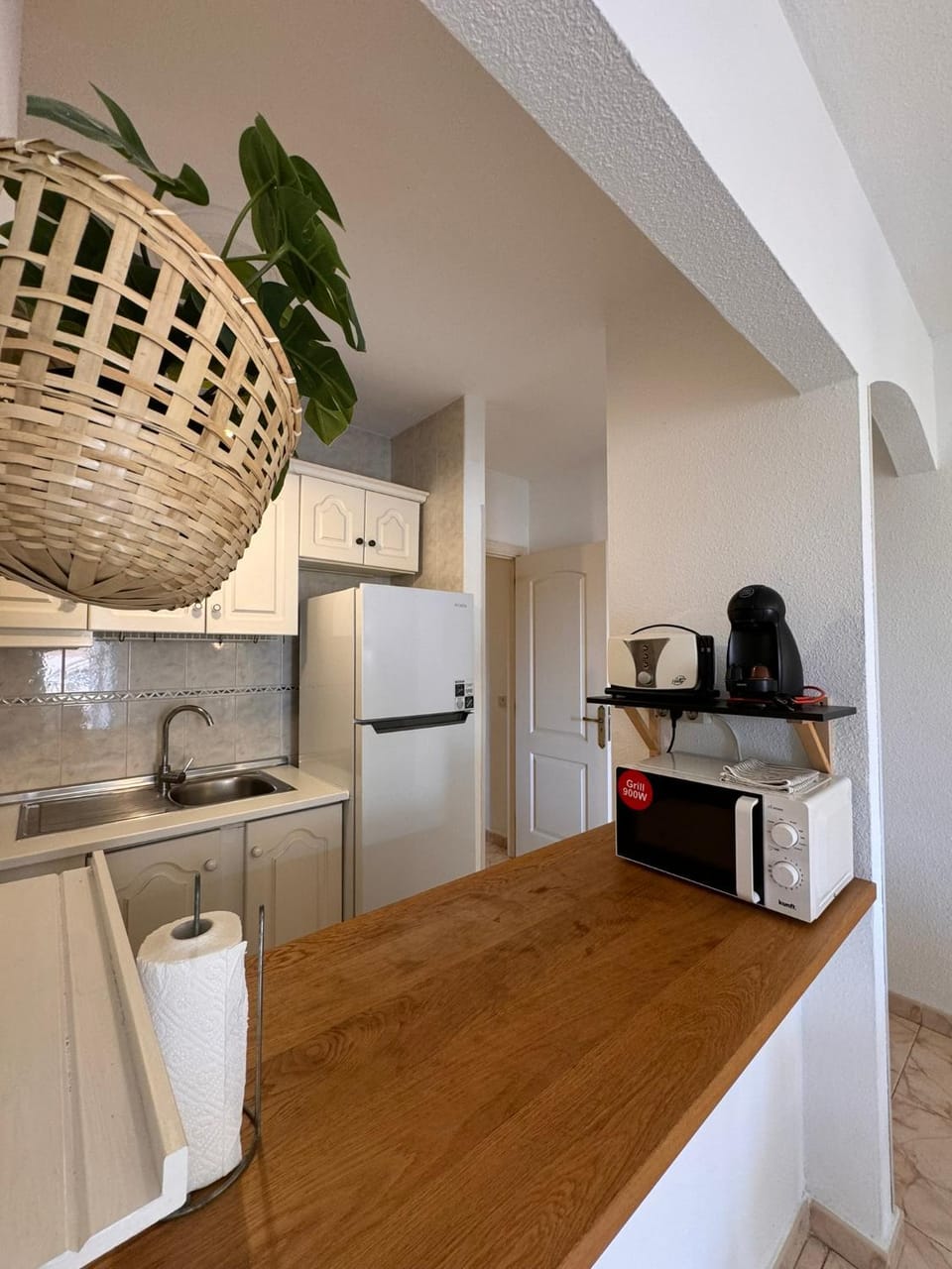 Kitchen or kitchenette, minibar, oven, stove, toaster