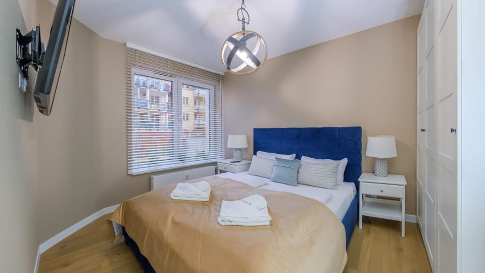 Bed, TV and multimedia, Photo of the whole room, Bedroom, towels