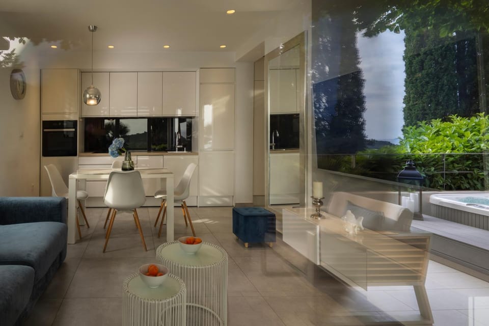 Kitchen or kitchenette, Living room, Dining area, oven