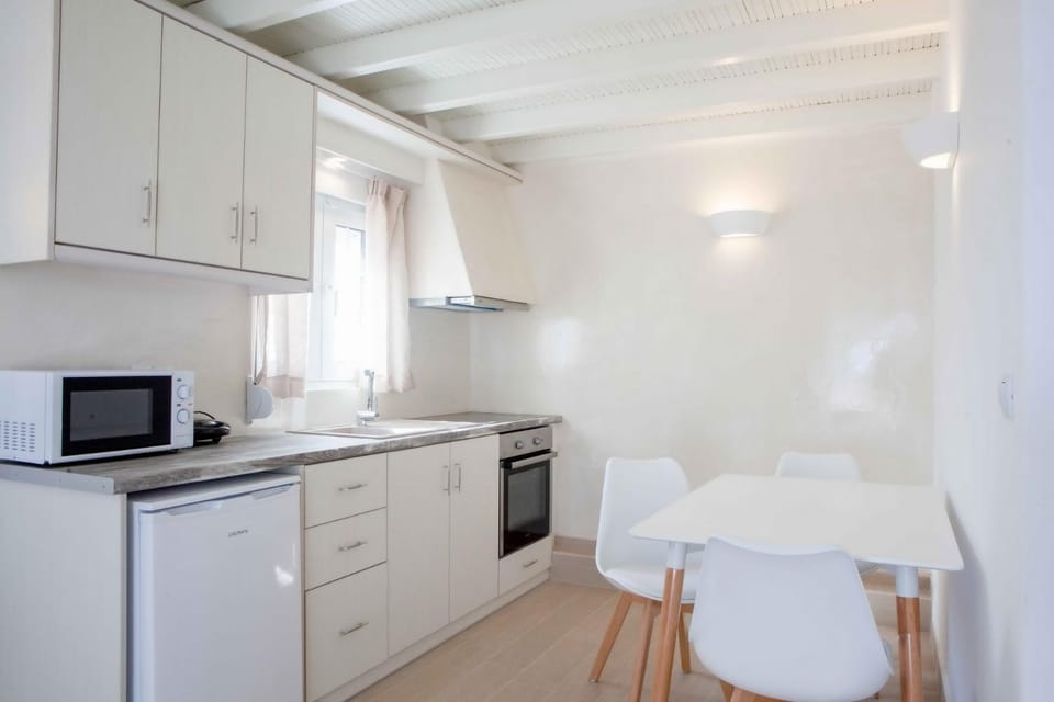 Coffee/tea facilities, Kitchen or kitchenette, Dining area