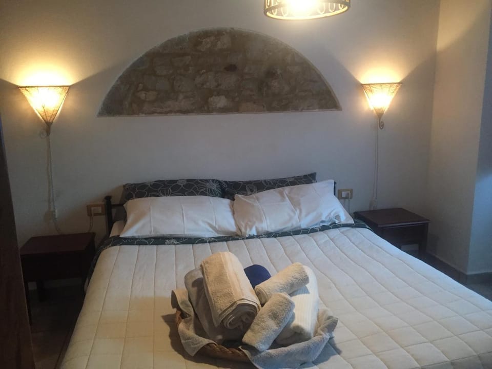 Bed, Bedroom, towels