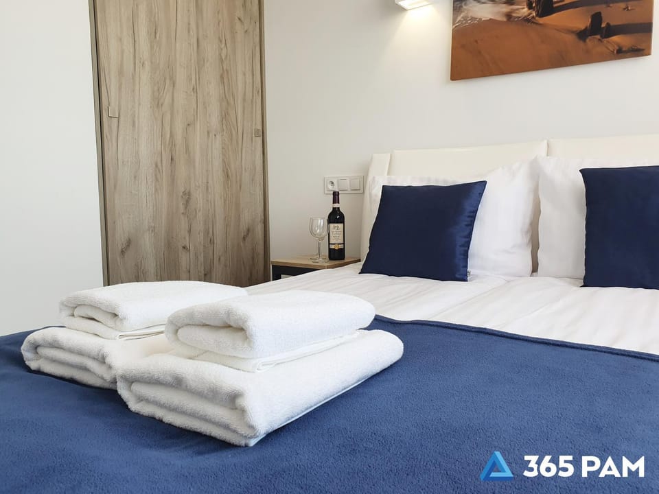 Bed, Photo of the whole room, Bedroom, towels