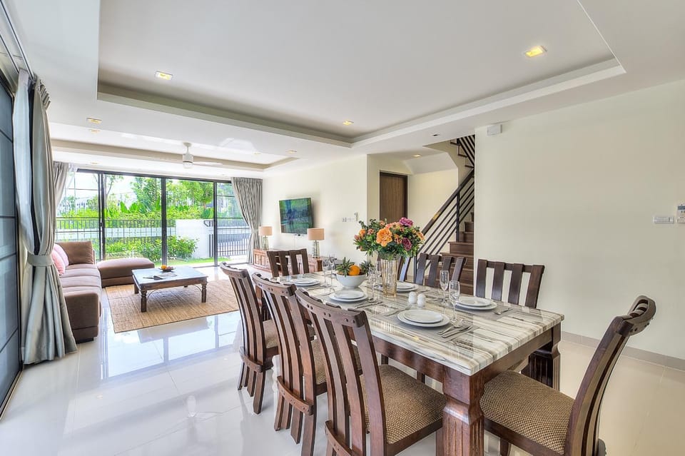 Living room, Seating area, Dining area
