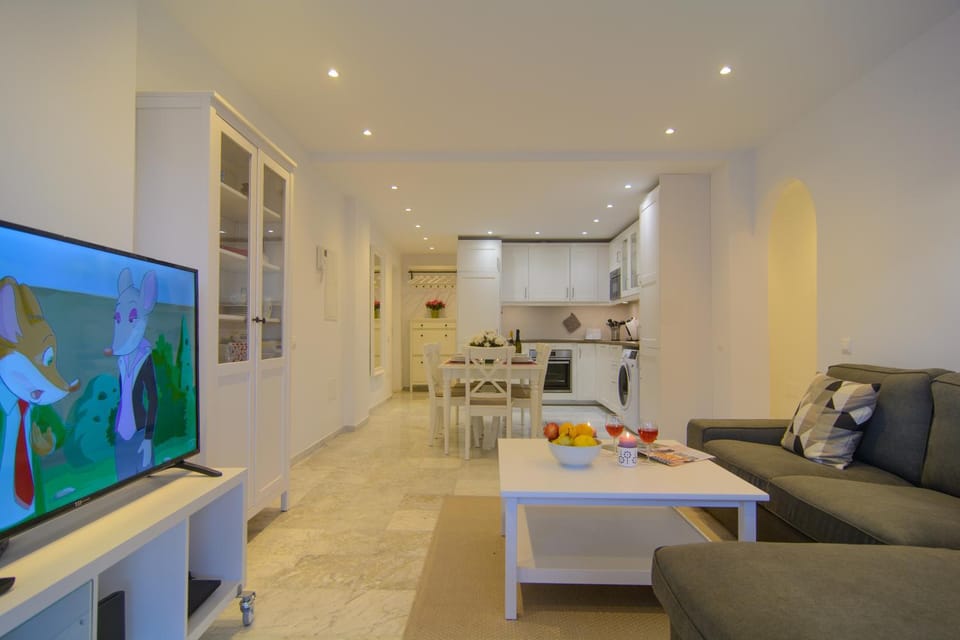 TV and multimedia, Living room, Seating area, Dining area