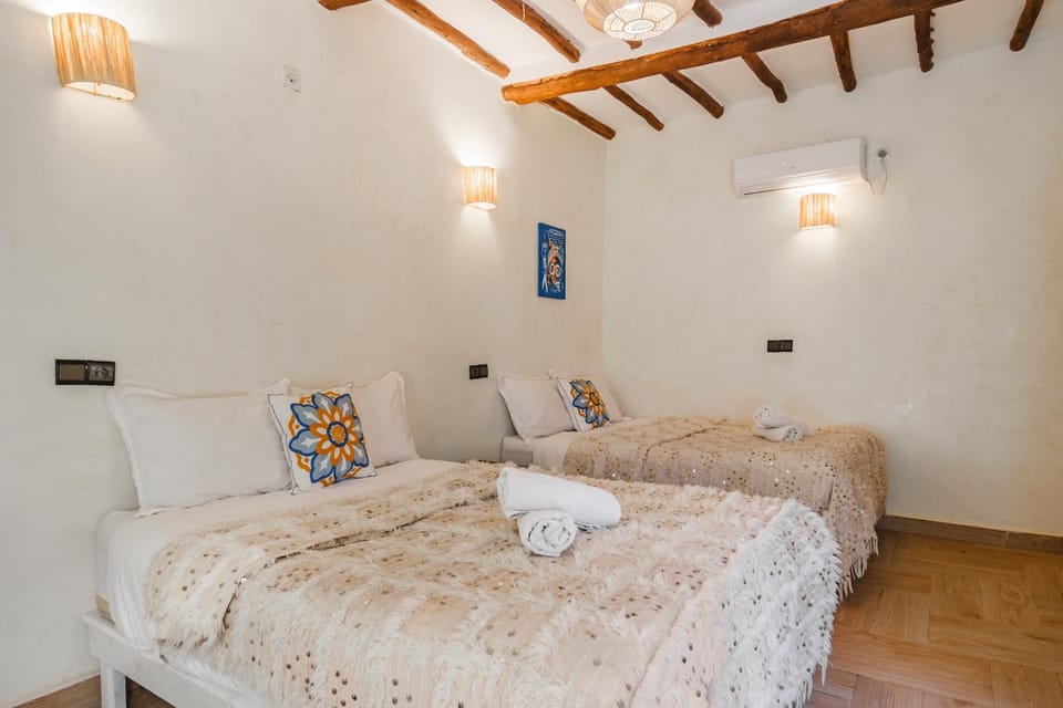Property building, Bed, Bedroom, towels