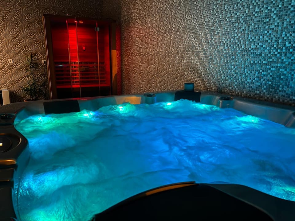 Hot Tub, Sauna, Swimming pool
