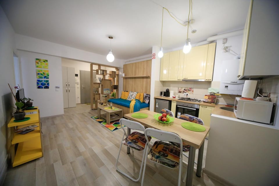 Library, Coffee/tea facilities, Kitchen or kitchenette, Living room, Seating area, Dining area, Communal kitchen