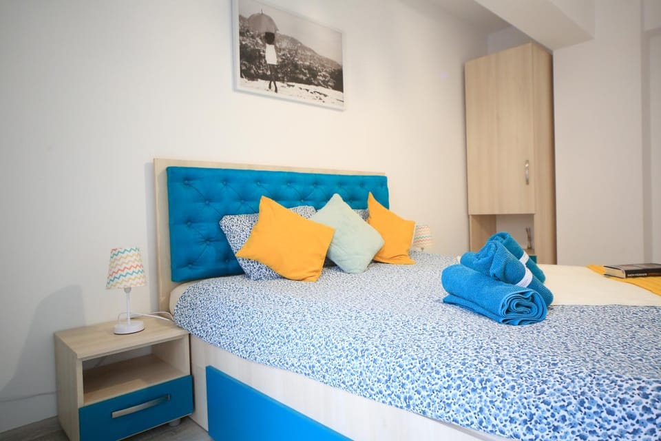 Bed, Photo of the whole room, Decorative detail