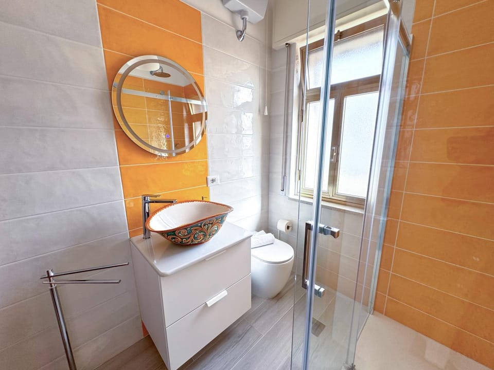 Shower, Toilet, Bathroom, towels