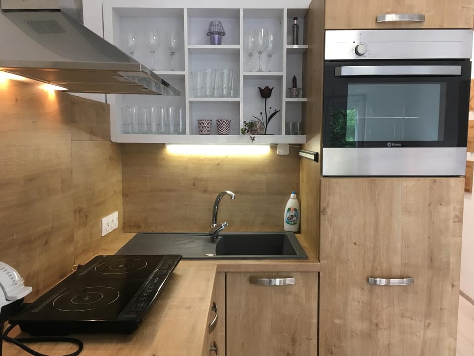 Kitchen or kitchenette, Food and drinks