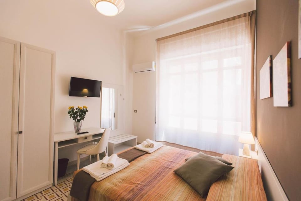 Bed, TV and multimedia, Photo of the whole room, Bedroom