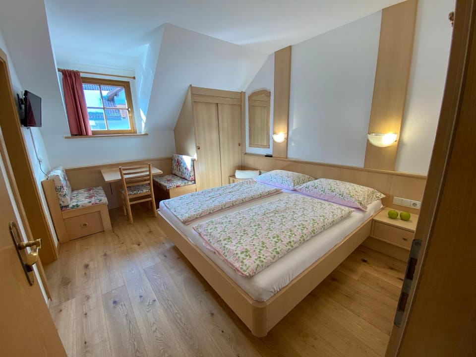 Bed, TV and multimedia, wardrobe