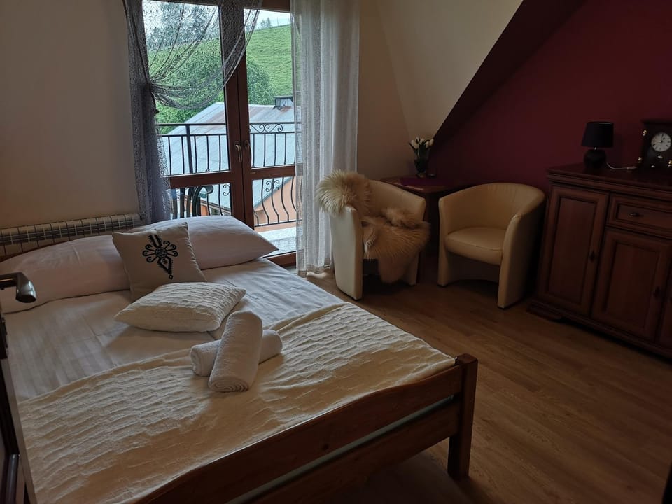 Bed, Balcony/Terrace, Seating area, Bedroom