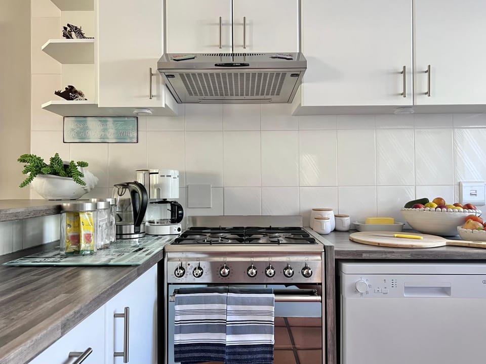 Coffee/tea facilities, Kitchen or kitchenette, dishwasher, pet friendly, stove