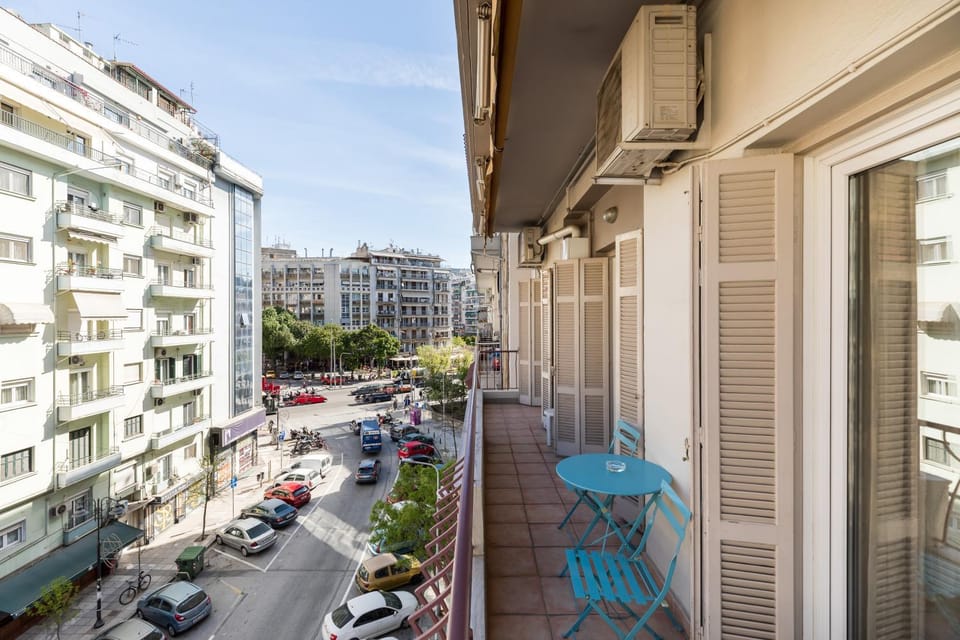 Property building, Day, Neighbourhood, City view, Street view, Location, Parking