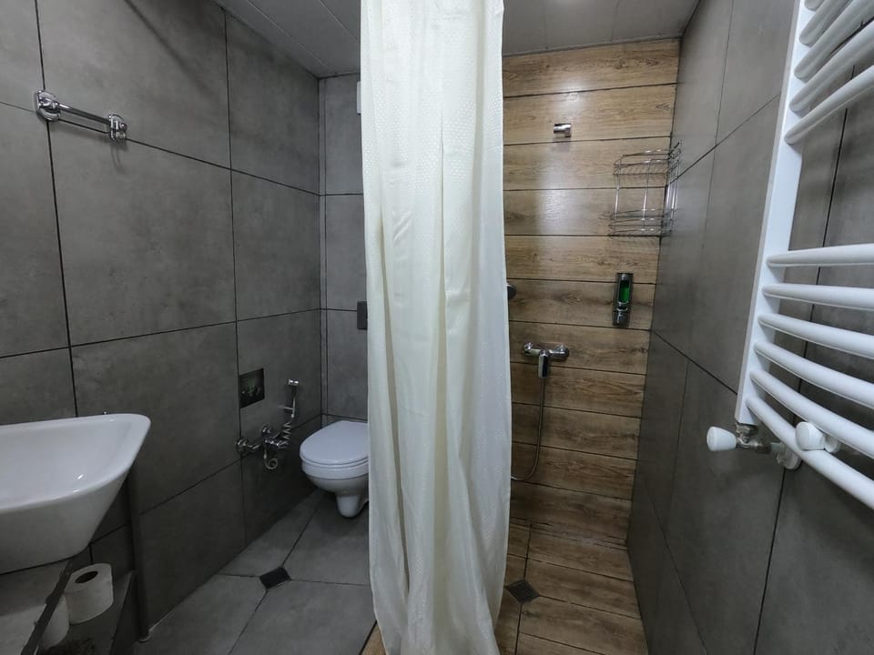Shower, Toilet
