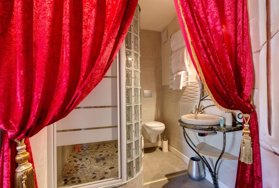 Chambre VENUS avec Jacuzzi privatif Love hotel in Auvergne-Rhône-Alpes