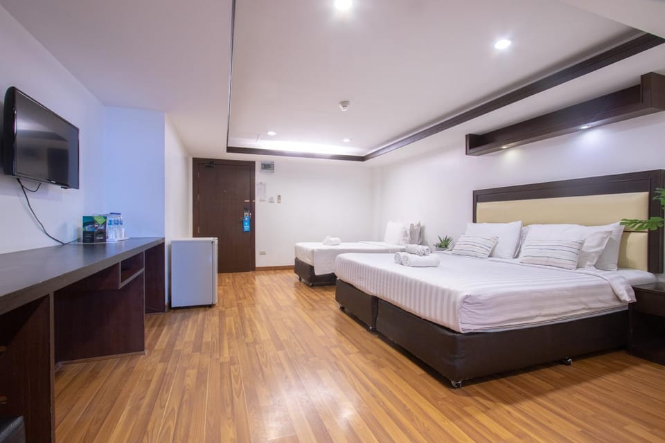 Bed, Photo of the whole room, Decorative detail, Bedroom