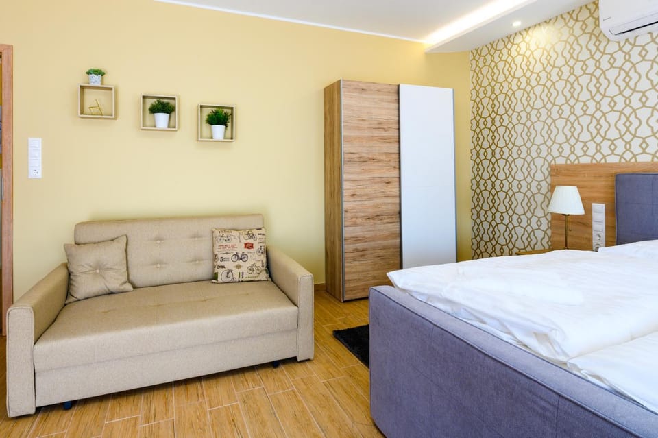Bed, Seating area, wardrobe