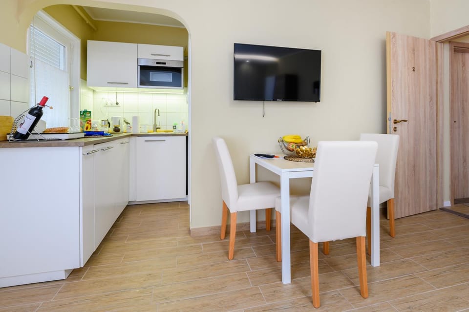TV and multimedia, Kitchen or kitchenette, Dining area, minibar, stove