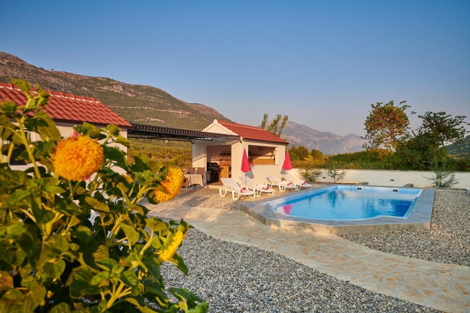 Garden view, Mountain view, Pool view, Swimming pool, sunbed