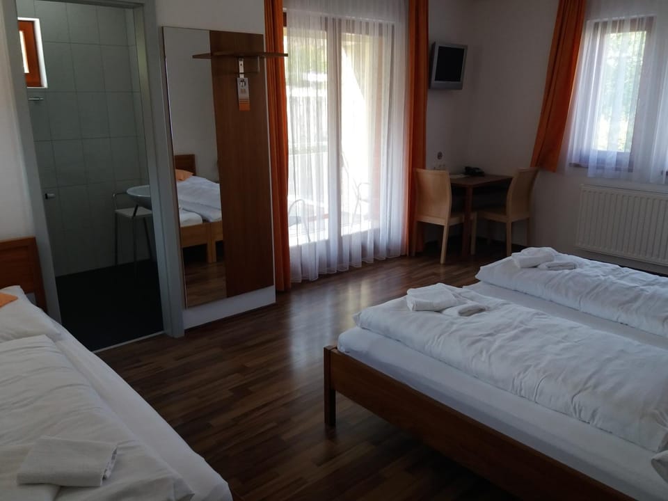 Day, Photo of the whole room
