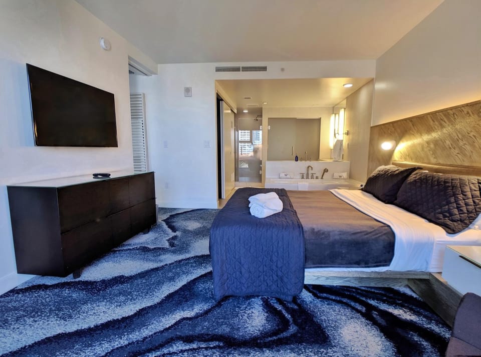 Bed, Bathroom, TV and multimedia, Photo of the whole room, Bedroom, Bath