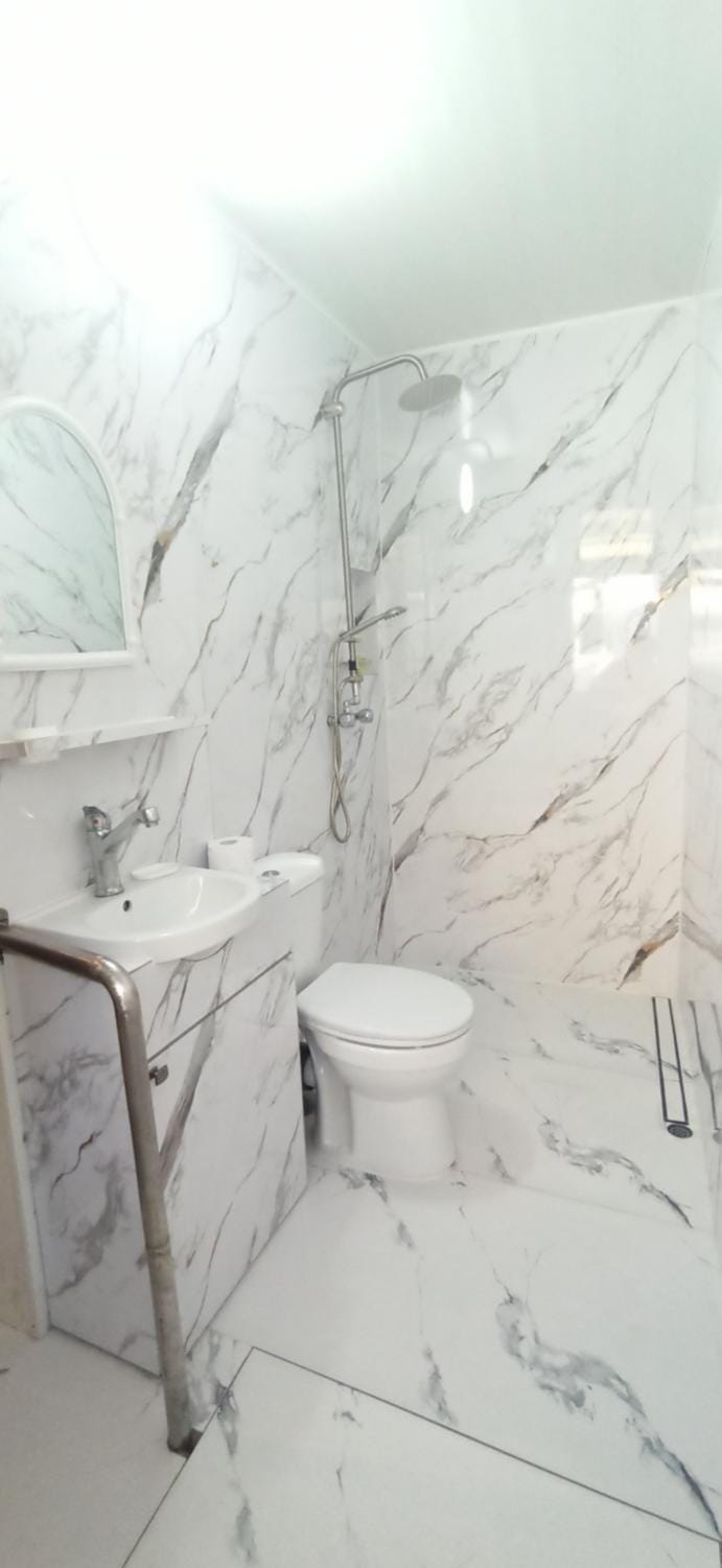Shower, Toilet