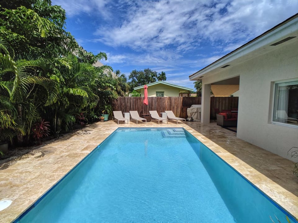 Patio, Swimming pool, sunbed