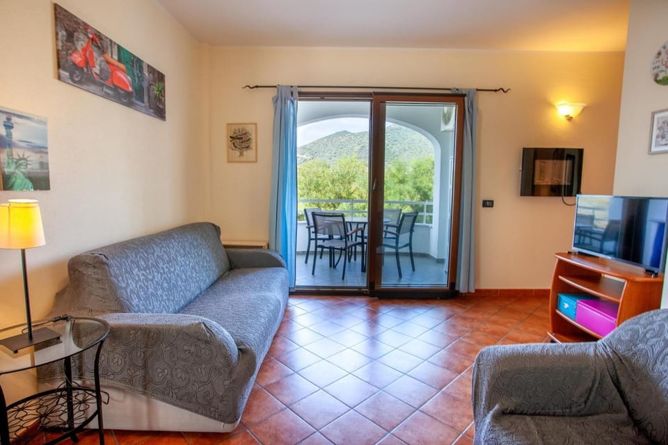 Communal lounge/ TV room, TV and multimedia, Balcony/Terrace, Living room, Seating area, Dining area
