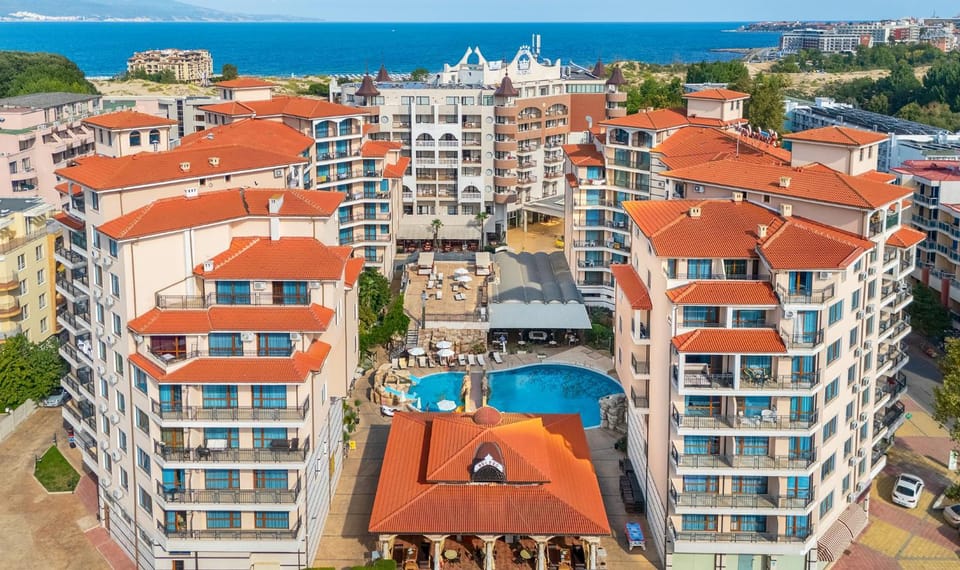 Property building, Pool view, Sea view