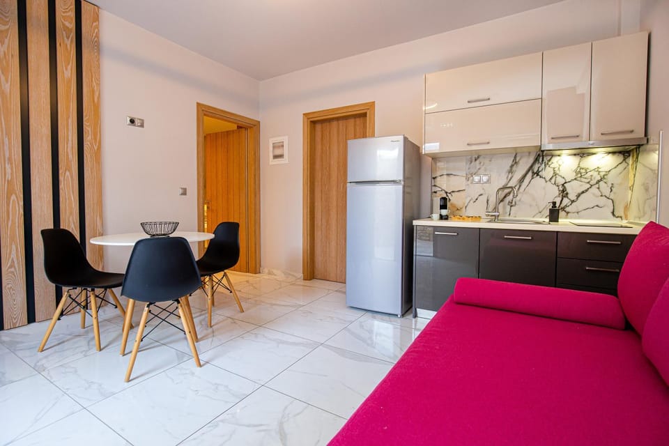 Kitchen or kitchenette, Living room, Seating area, Dining area