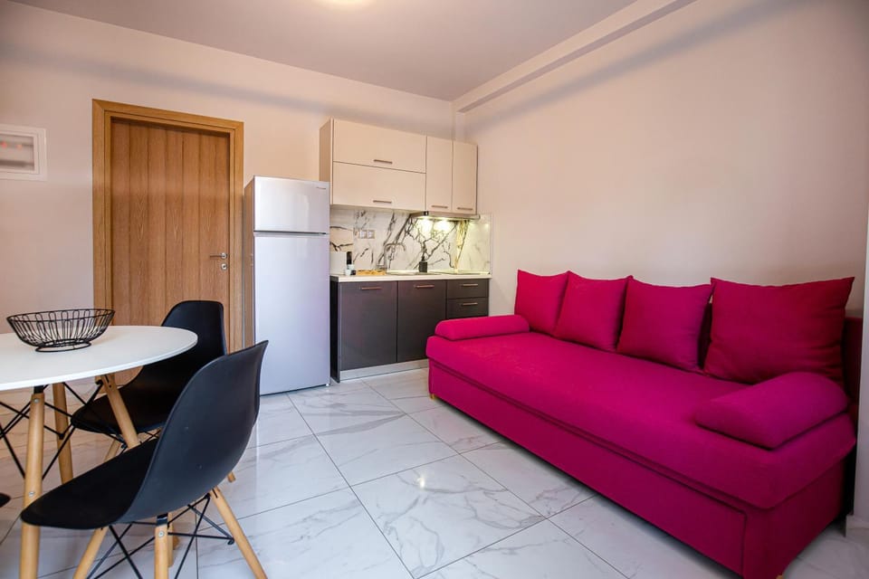 Kitchen or kitchenette, Seating area, Dining area