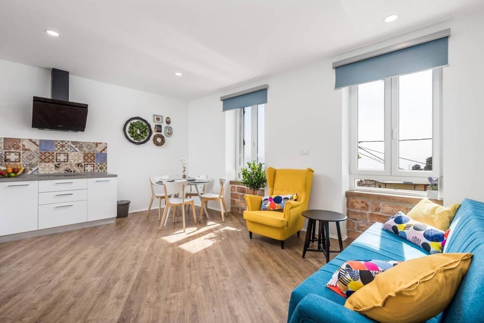 TV and multimedia, Living room, Seating area, stove, kitchen