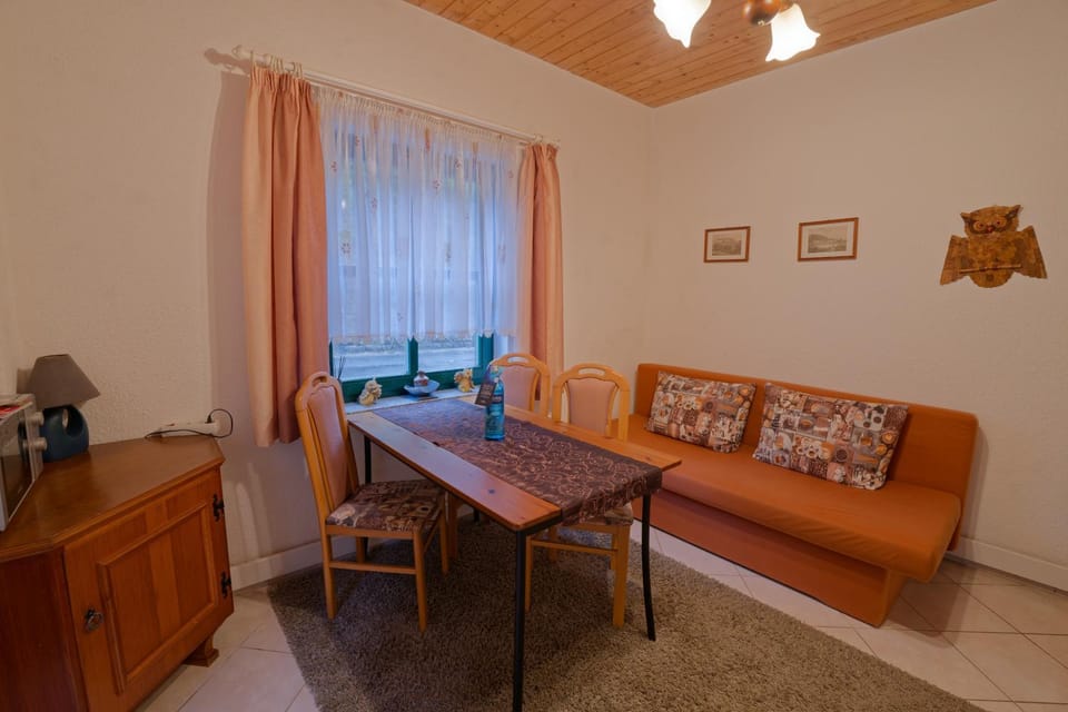 Seating area, Dining area