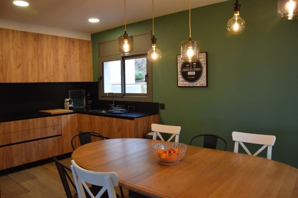 Kitchen or kitchenette, Dining area