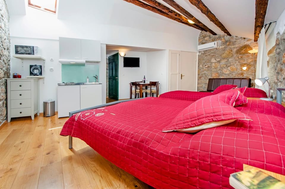 Bed, Kitchen or kitchenette, Seating area