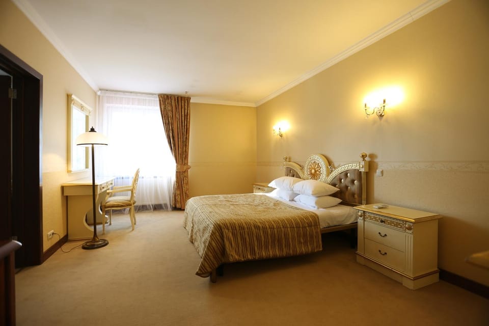 Bed, Seating area, Bedroom