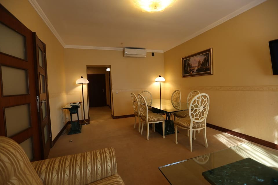Photo of the whole room, Seating area