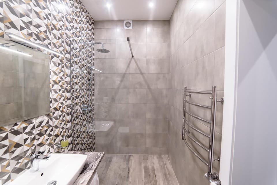 Shower, Toilet