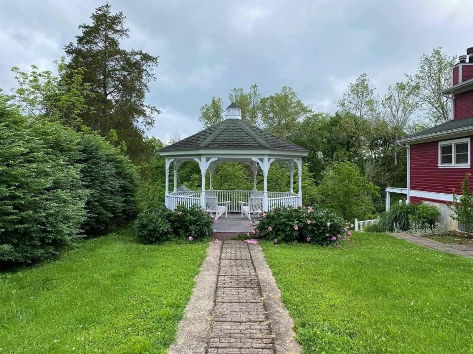 Plain & Fancy Bed & Breakfast Bed and Breakfast in Missouri