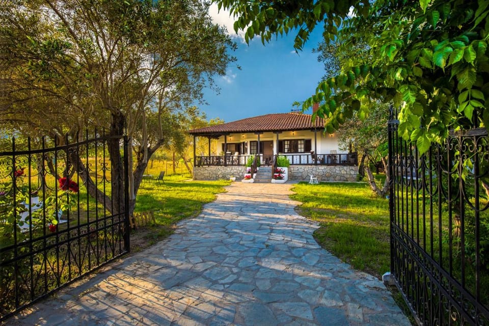 Patio, Facade/entrance, Garden, Balcony/Terrace, Garden view