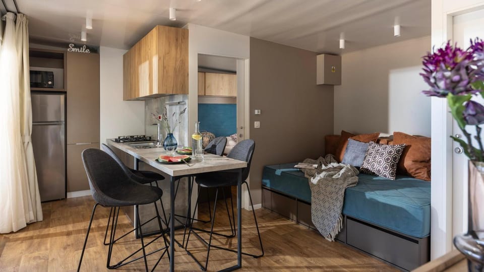 Kitchen or kitchenette, Living room, Seating area, Dining area